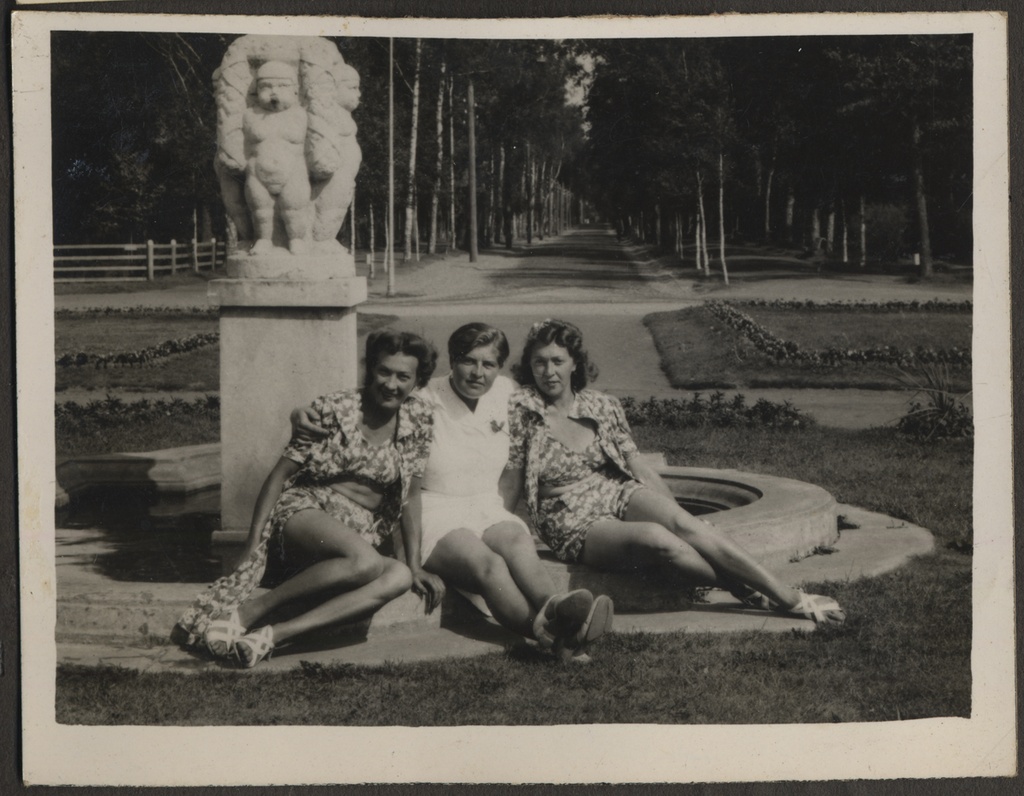 Kolm tundmatut naist istumas Pärnu mudaravila ees purskaevu äärel, foto Hermann Tõnissoo perealbumist