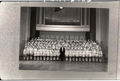 Tallinna Pioneeride Palee lastekoor esinemas, dirigent H. Kaljuste.  duplicate photo
