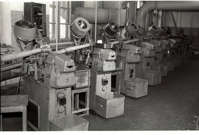 Galatiitnööpide automaattreimine.  duplicate photo