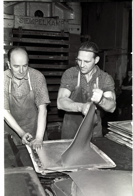 Kaseiin-galaliit tooraine töötlemine.  duplicate photo