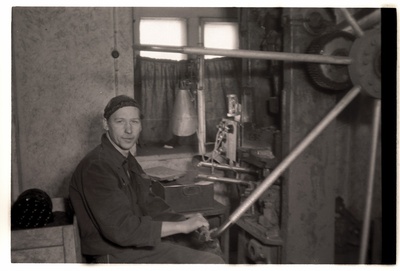 Artell "Presto", käsipressiga bakeliiti pressimas, Heina tänav 25.  duplicate photo