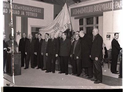 Vanad tööstustöölised valimas  similar photo