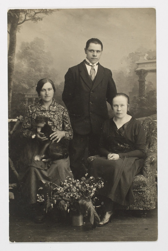 Kuduja Anna Org (vasakul) oma õpilasega, hiljem iseseisev kuduja (keskel Mustla fotograaf Paul Eier)
