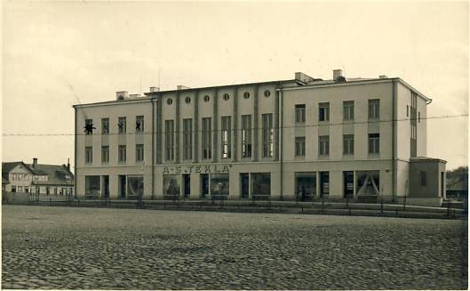 Rakvere, pangahoone Turuplatsi ääres