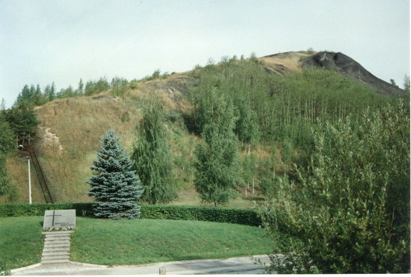 Kiviõli. Tehismäe jalamil monument "Kõigi vaenuaegadel langenute mälestuseks"