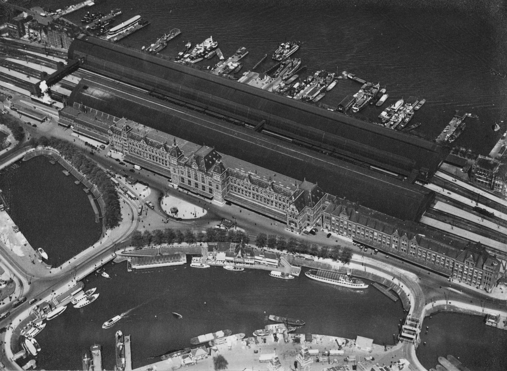 Middeneiland met stationsgebouw, Luchtfoto van het N.S.-station Amsterdam C.S. te Amsterdam.