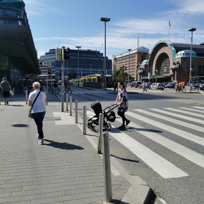Jalankulkijoita Kaivokadun ja Keskuskadun kulmassa rephoto