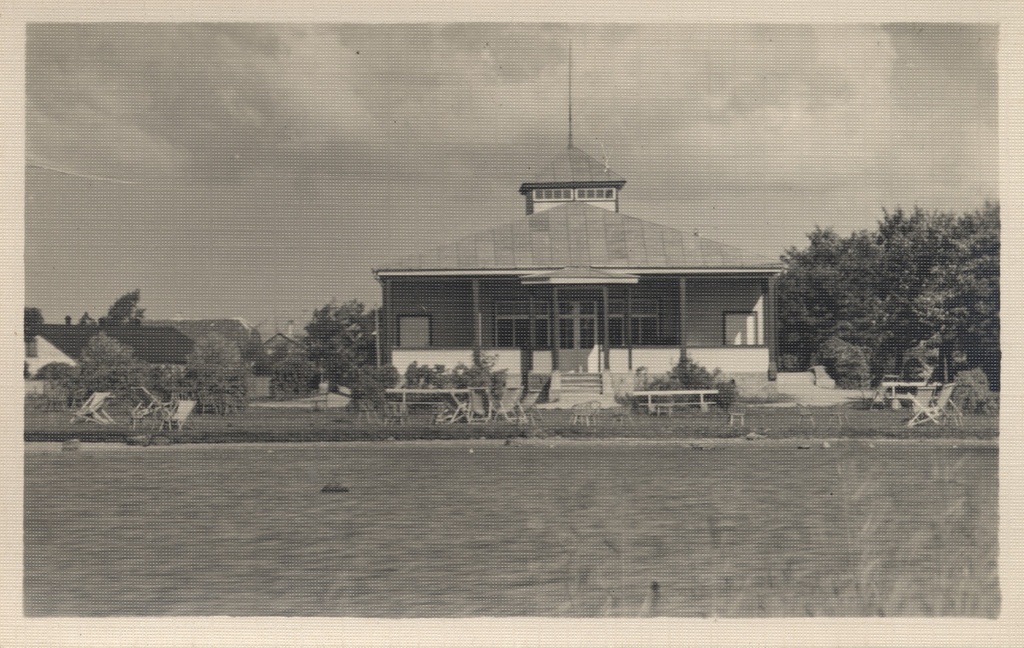 Estonian summer place Kuressaare : sea cafe