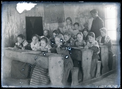 Vallakool Peningil Harju-Jaanis.  duplicate photo