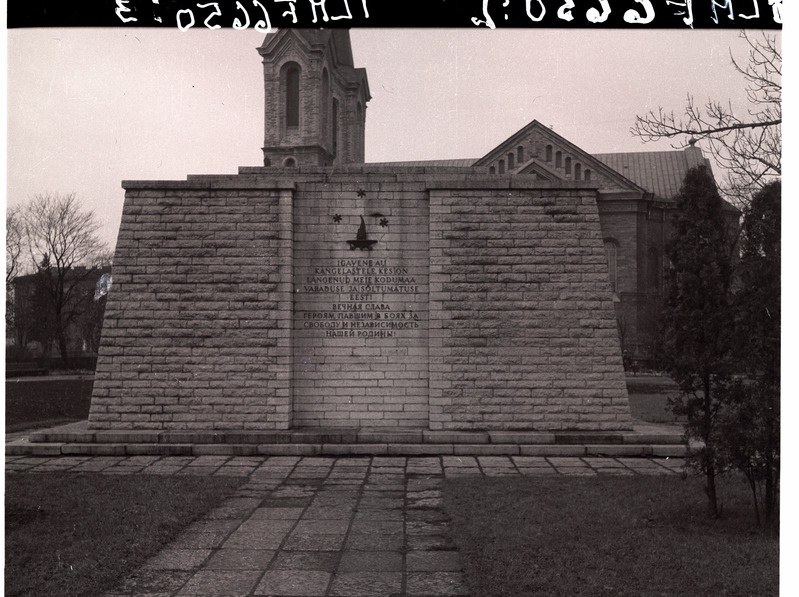 Monument Vabastajate väljakul.