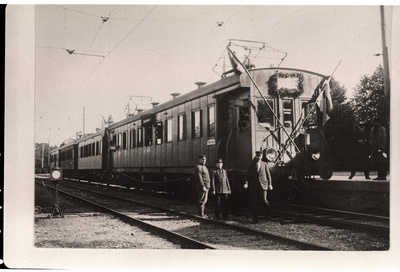 Elektrirong Tallinn-Nõmme esimesel aastapäeval 1925. aastal Balti jaamas.  duplicate photo