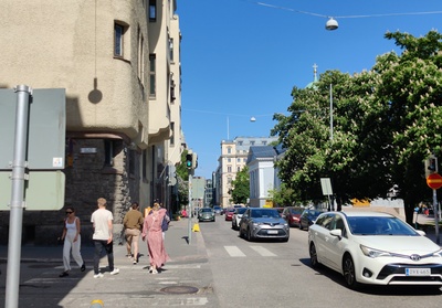 Näkymä Antinkatua (=Lönnrotinkatu) pitkin itään, vasemmalla nro:t  7 (=Annankatu 19) ja 5, oikealla nro 6, Vanha kirkko. rephoto