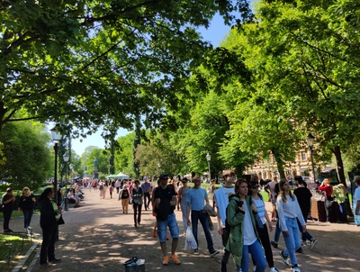 Helsingfors, Esplanaden. I förgrunden promenenerar tre damer och några barn. rephoto