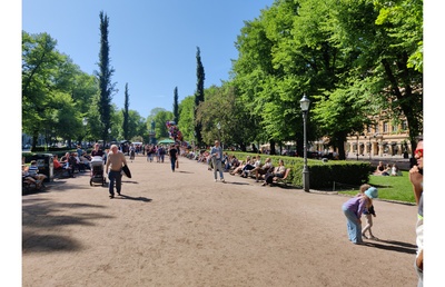 Runebergs esplanaden i Helsingfors. Runebergin esplanadi Helsingissä. Runeberg's esplanade. rephoto