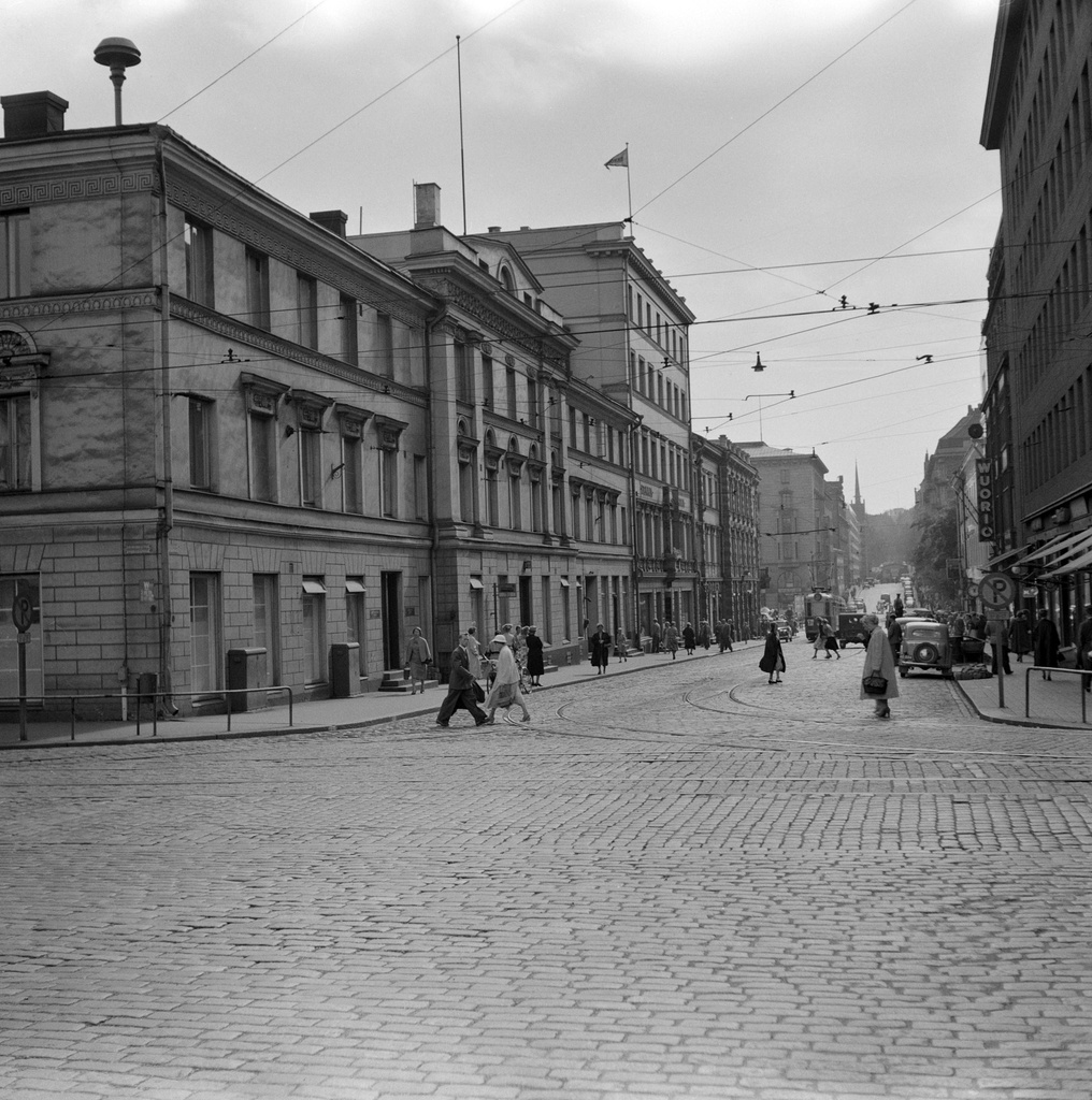 Unioninkatu 23-27. Etualan poikkikatu on Aleksanterinkatu