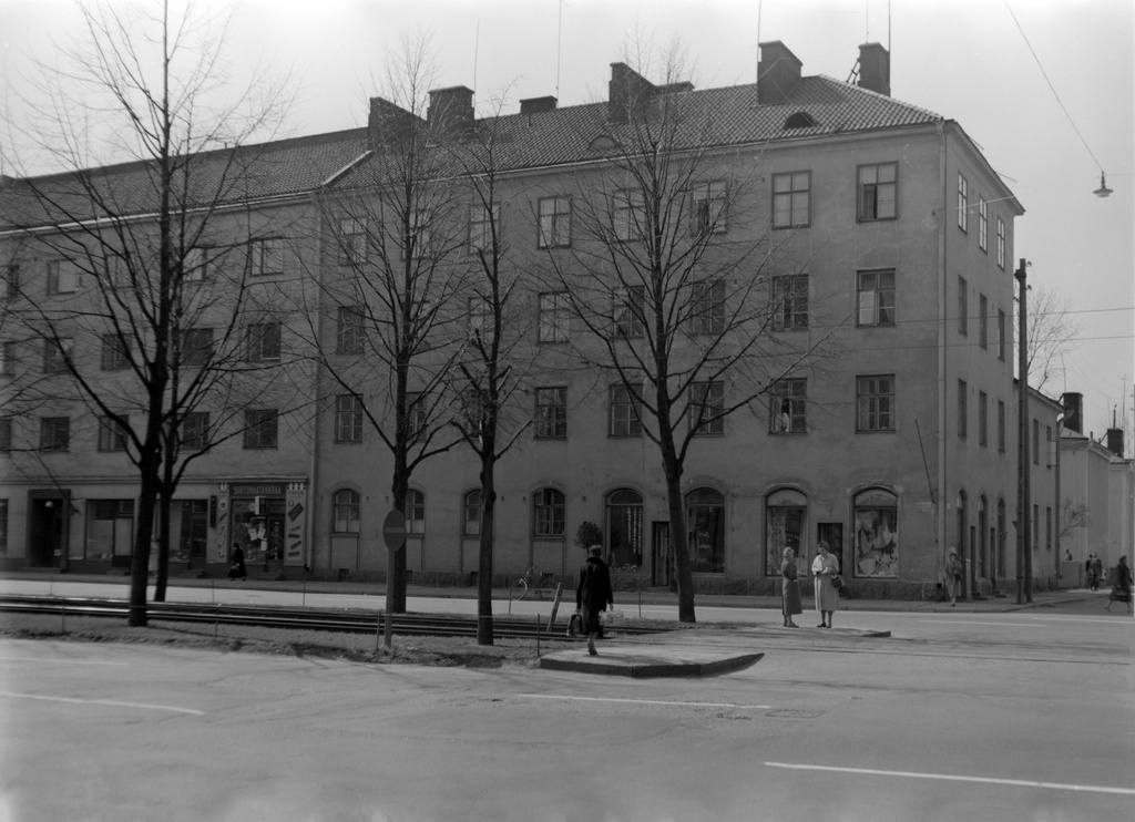 Mäkelänkatu 18. Näkymä Mäkelänkadun ja Suvannontien kulmasta