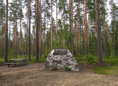 "Sairalanmäen sotilashaudan muistokivi rephoto