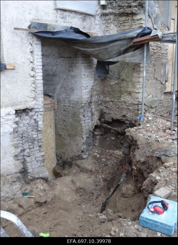 Riisipere mõis. Mõisa peahoone renoveerimistööd. Võlvkeldri väljakaevamine.