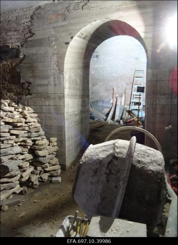 Riisipere mõis. Mõisa peahoone renoveerimistööd. Võlvkeldri väljakaevamine.