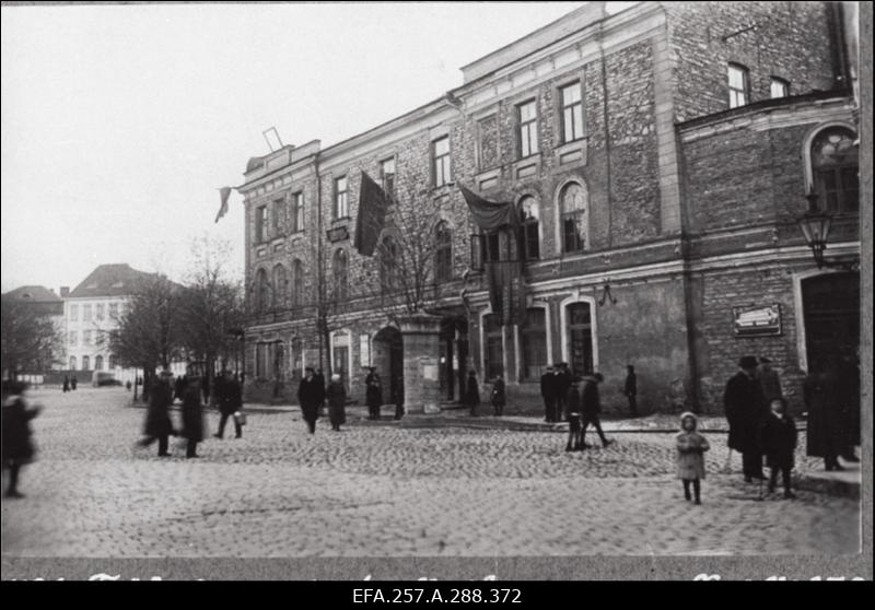 Revolutsiooniliste lippudega ehitud Tööliste Maja Suur-Karja tänav 18.