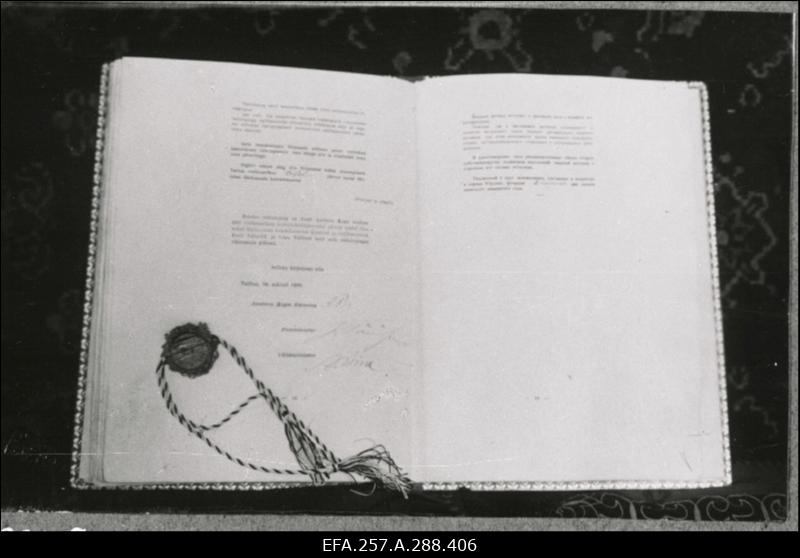 Eesti Asutava Kogu poolt kinnitatud ja ratifitseeritud Eesti ja Nõukogude Venemaa rahuleping allkirjadega.