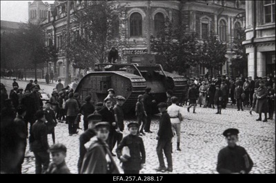 Inglismaalt Eesti sõjaväele saadetud raske tank tänaval sõitmas.  duplicate photo