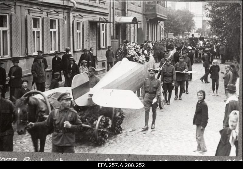 Vabadussõja ajal hukkunud Eesti lendurite matuserongkäik Kentmani tänavas.