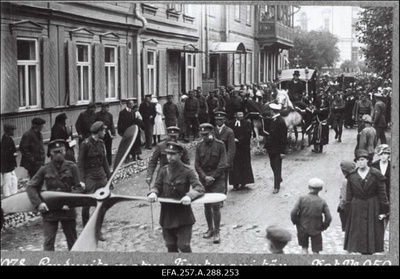 Vabadussõja ajal hukkunud Eesti lendurite matuserongkäik Kentmani tänavas.  similar photo