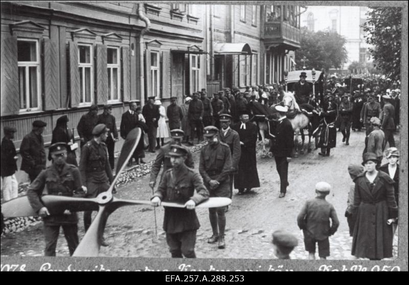 Vabadussõja ajal hukkunud Eesti lendurite matuserongkäik Kentmani tänavas.