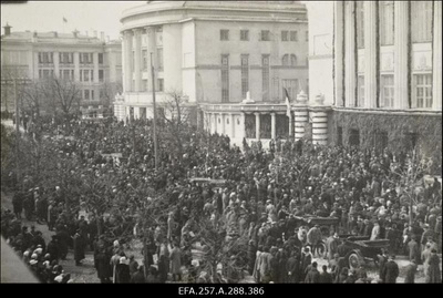 Rahvahulk Estonia teatri ees Asutava Kogu avamise päeval.  duplicate photo