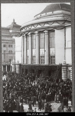 Rahvahulk Estonia teatri ees Asutava Kogu avamise päeval.  similar photo