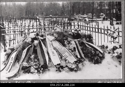 Vabadussõda. Kirepi lahingus langenud laiarööpalise soomusrongi nr.1 dessantroodu ülema almkapten Jüri Ratassepa haud Kalamaja kalmistul.  similar photo