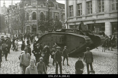 Suurbritannia poolt Tallinna linnale Vabadussõja mälestuseks kingitud tank Mark V Pärnu maanteel.  similar photo