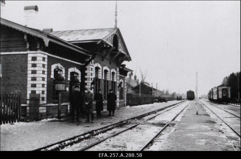 Vabadussõda. Kehra raudteejaam, taustal 1.Diviisi ülema kindralmajor Aleksander Tõnisson staabirong.