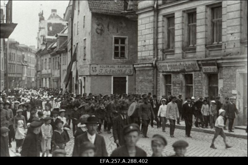 Kooliõpilaste rongkäik Asutava Kogu ette 1919.a. jaanipäeval.