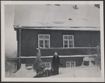 Kaks tundmatut naist lumel, foto Hermann Tõnissoo perealbumist  similar photo