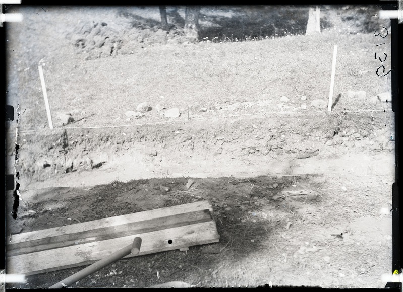 Otepää linnuse arheoloogilised kaevamised. Kaevendi seina profiil ruudus II (postide 2 ja 3 vahe).