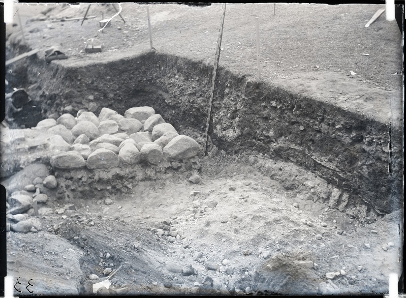 Otepää linnuse arheoloogilised kaevamised. Profiil kaevendi seinast postide vahel IV A - V A.