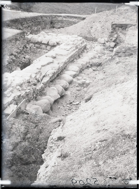 Otepää linnuse arheoloogilised kaevamised. Müüri äär kividega (kivide nelinurga suunas parempoolne - põhjapoolne).
