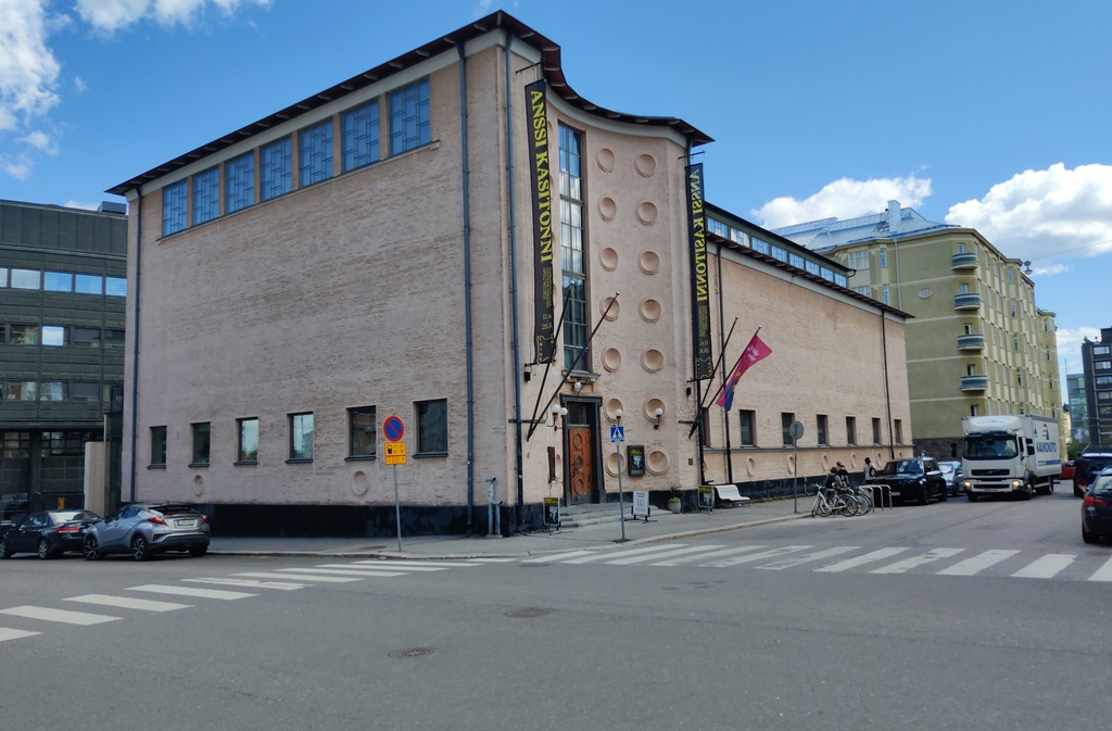 Nervanderinkatu 3. Aurorankatu 8. Ihmisiä jonottamassa harmaana sunnuntaipäivänä Taidehalliin näyttelyyn Nervanderinkadun ja Aurorankadun kulmassa rephoto