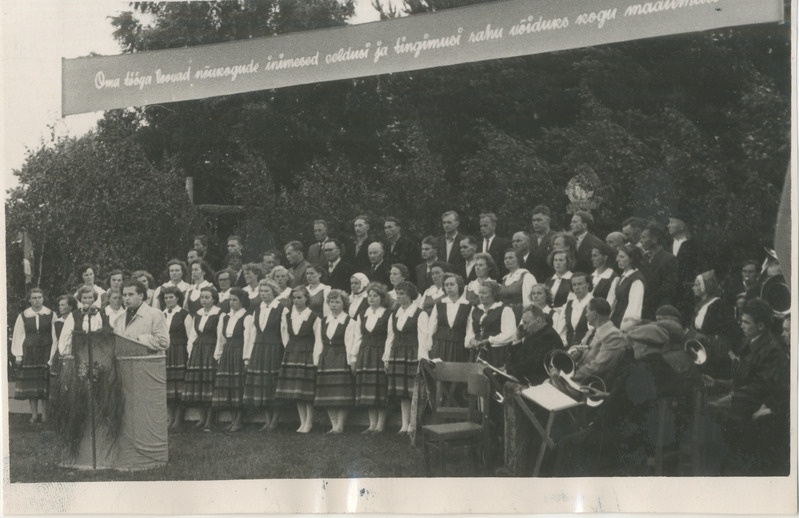 Foto. Rõusa k/n laulupäeva. Poodiumil segakoor.