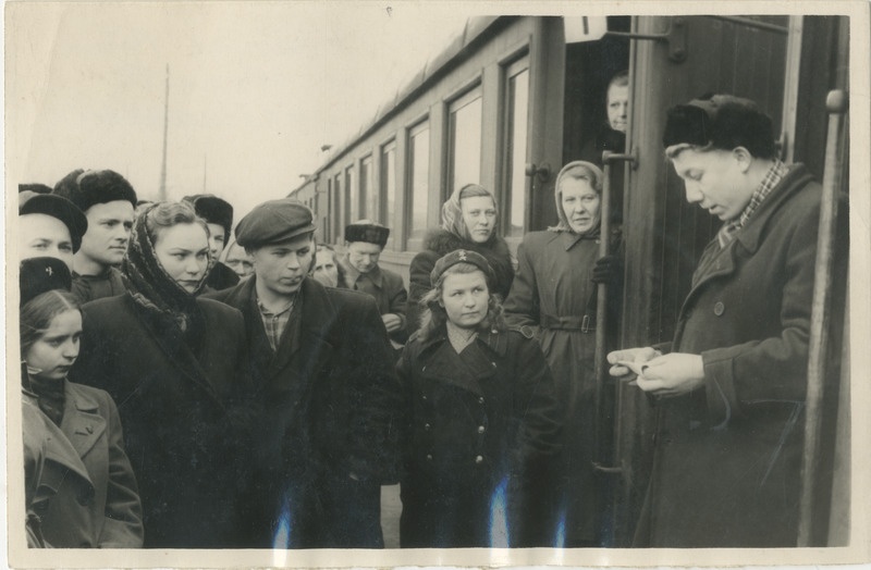 Foto. Kom.noorte lahkumine Pärnust uudis- ja jäätmaale.