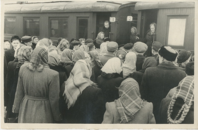 Foto. Sõbrad Pärnu rongijaamas uudis- ja jäätmaale minejaid saatmas.