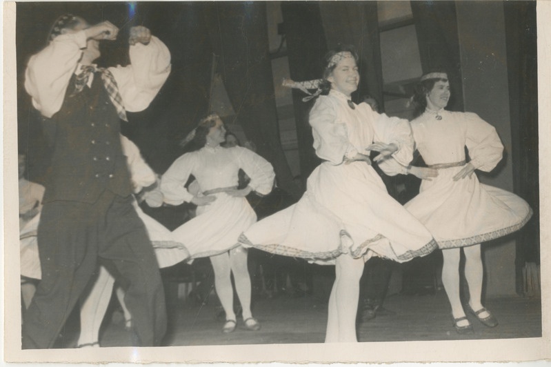 Foto. Esineb ETKVL rahvatantsurühm.