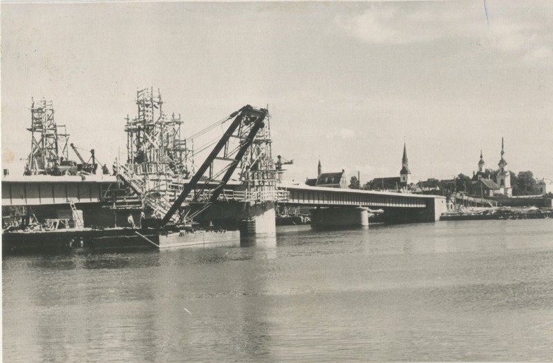 Foto. Pärnu uue suursilla ehitus. Vaade Ülejõe-poolselt kaldalt.