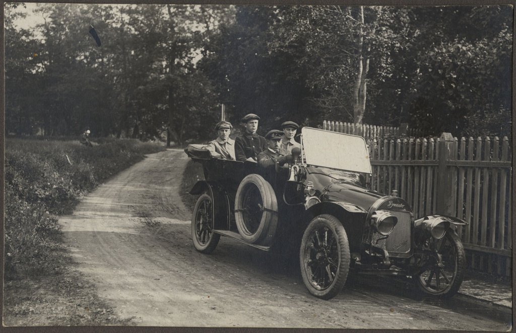 Neli meest sõiduautos külavaheteel