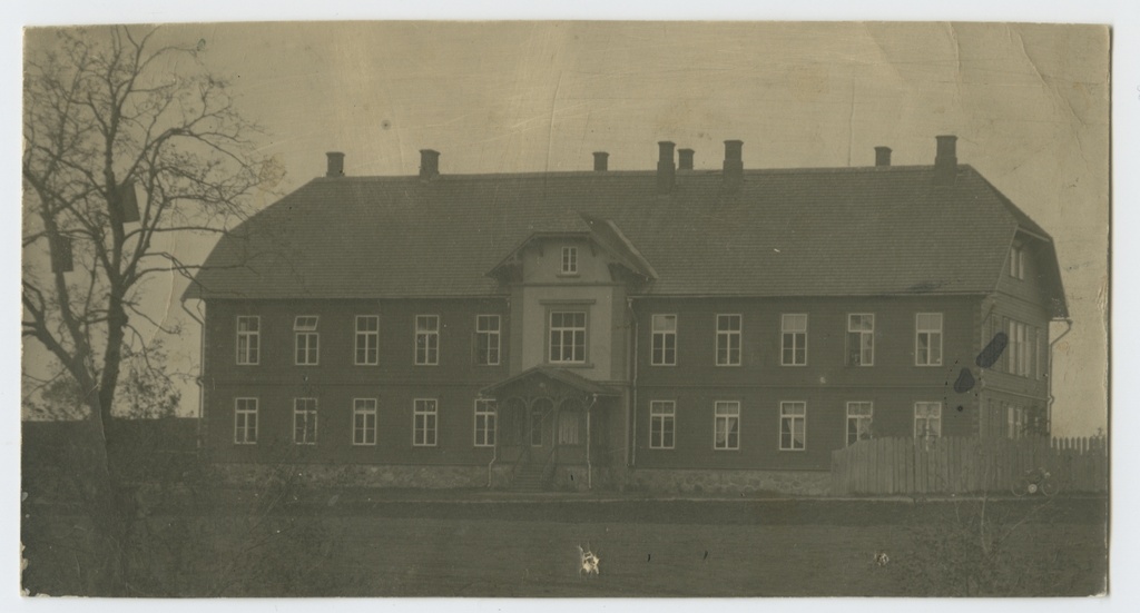 Kahekordne suur puidust elumaja