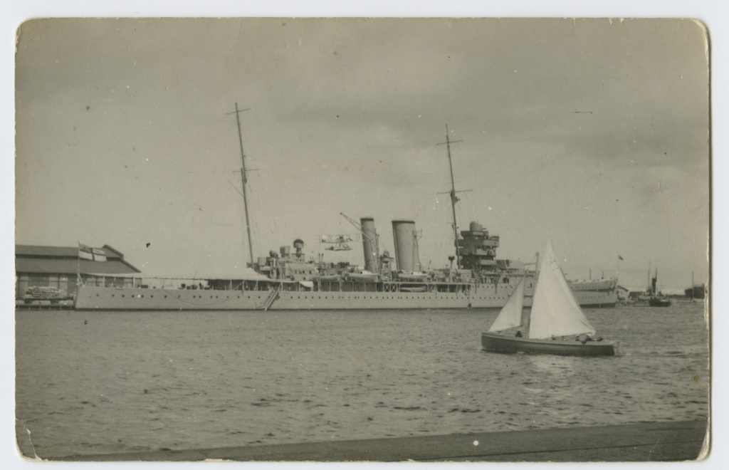 Inglise sõjalaev "York" Tallinna sadamas, laeva kraana tõstmas vesilennukit