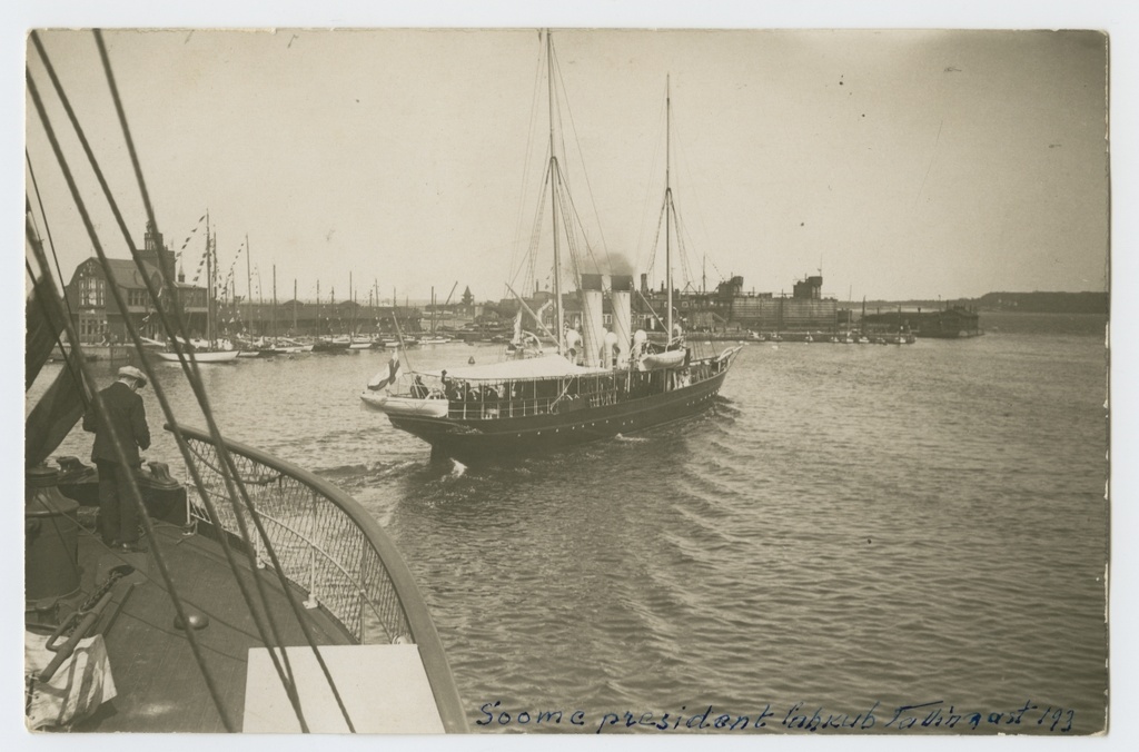 Soome presidendi Lauri Kristian Relanderi lahkumine laevaga Tallinna sadamast.
24. mai 1925