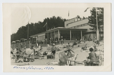 Eesti. Vaade Narva-Jõesuu rannahoonele ja suvitajatele rannas.
1938  duplicate photo